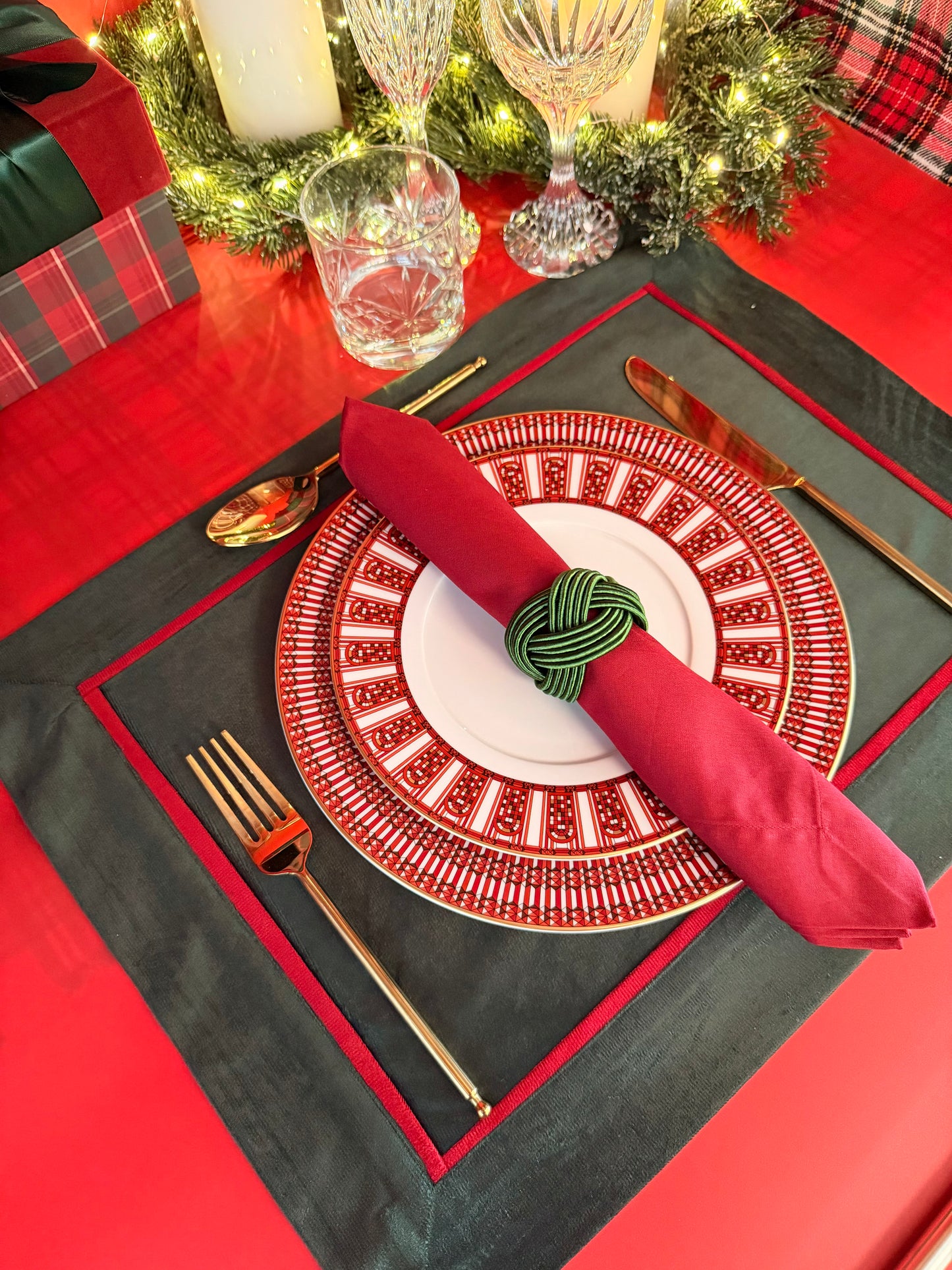 Light burgundy napkins.