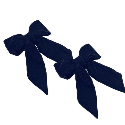 The black bow napkin ring.